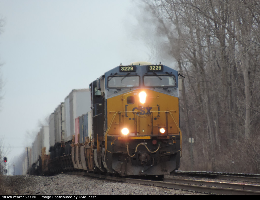 CSX 3229 on I002